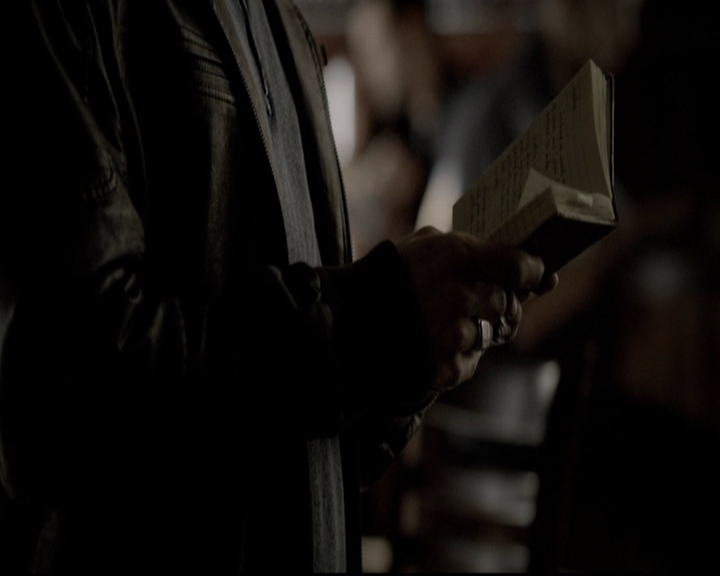 VampireDiariesWorld-dot-org_5x19ManOnFire0597.jpg