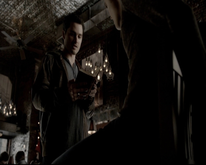 VampireDiariesWorld-dot-org_5x19ManOnFire0621.jpg