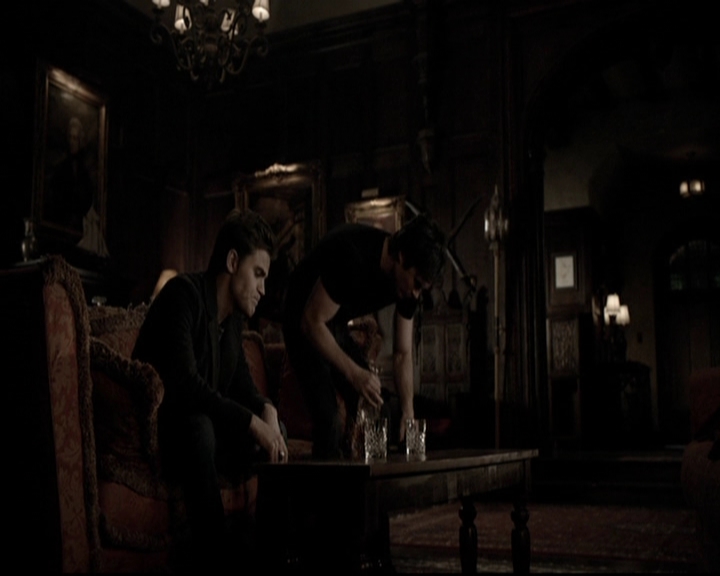 VampireDiariesWorld-dot-org_5x19ManOnFire2154.jpg