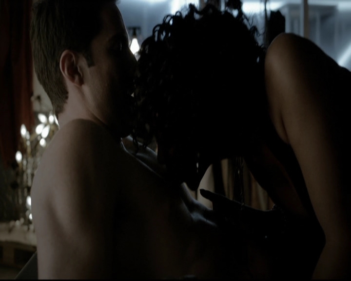 VampireDiariesWorld-dot-org_5x20WhatLiesBeneath0100.jpg