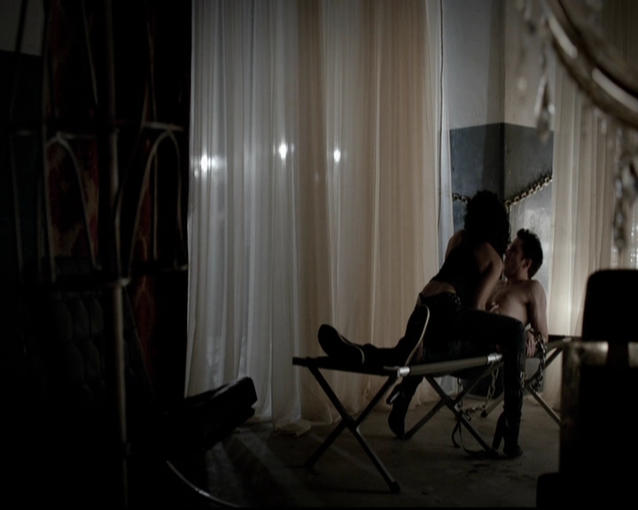 VampireDiariesWorld-dot-org_5x20WhatLiesBeneath0107.jpg