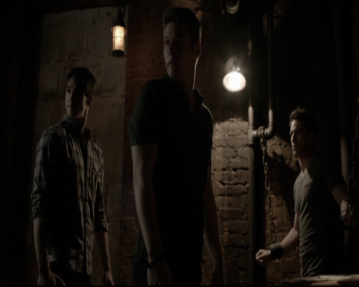 VampireDiariesWorld-dot-org_5x20WhatLiesBeneath0905.jpg