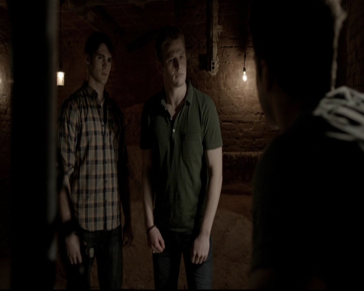 VampireDiariesWorld-dot-org_5x20WhatLiesBeneath0952.jpg