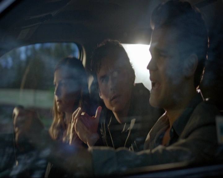 VampireDiariesWorld-dot-nl_7x05LiveThroughThis0604.jpg