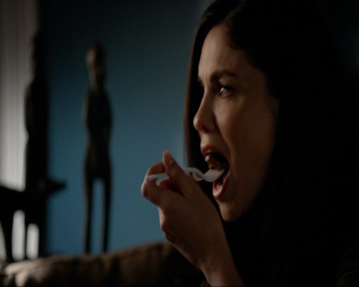 VampireDiariesWorld-dot-nl_7x05LiveThroughThis0701.jpg