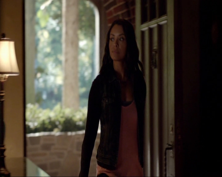 VampireDiariesWorld-dot-nl_7x05LiveThroughThis0823.jpg