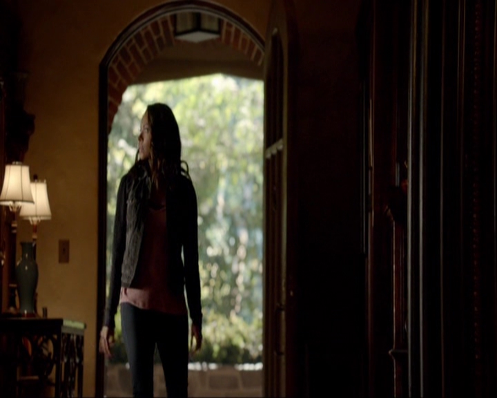 VampireDiariesWorld-dot-nl_7x05LiveThroughThis0824.jpg