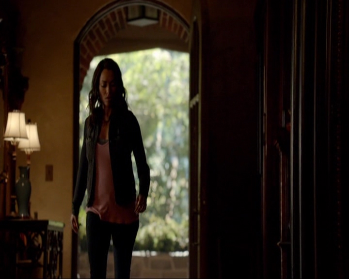 VampireDiariesWorld-dot-nl_7x05LiveThroughThis0825.jpg