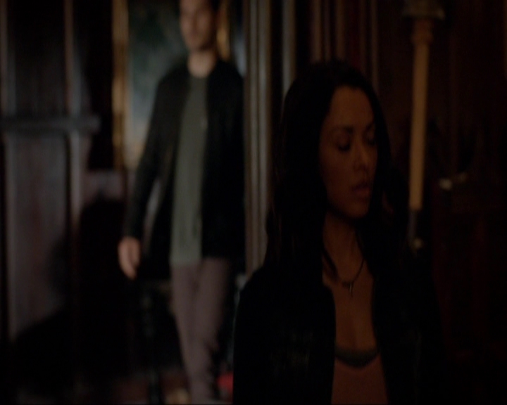 VampireDiariesWorld-dot-nl_7x05LiveThroughThis0827.jpg