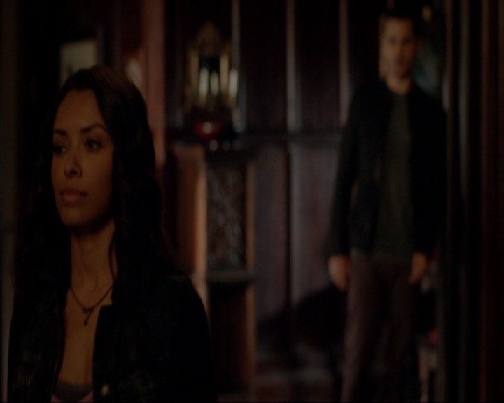 VampireDiariesWorld-dot-nl_7x05LiveThroughThis0829.jpg