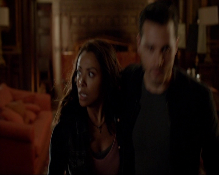 VampireDiariesWorld-dot-nl_7x05LiveThroughThis0877.jpg