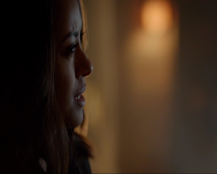 VampireDiariesWorld-dot-nl_7x05LiveThroughThis0901.jpg