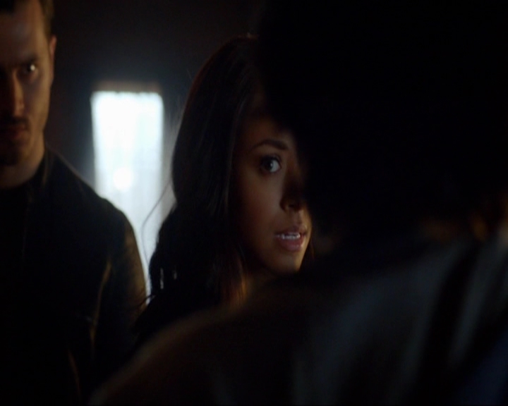 VampireDiariesWorld-dot-nl_7x05LiveThroughThis0906.jpg