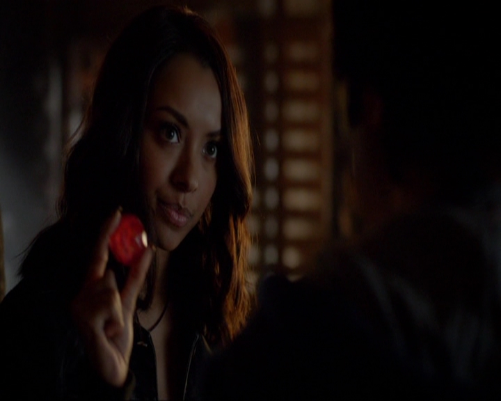 VampireDiariesWorld-dot-nl_7x05LiveThroughThis0924.jpg