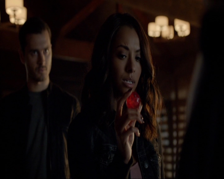 VampireDiariesWorld-dot-nl_7x05LiveThroughThis0930.jpg