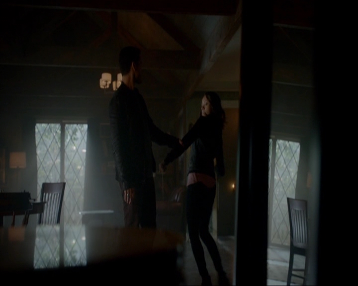 VampireDiariesWorld-dot-nl_7x05LiveThroughThis1098.jpg