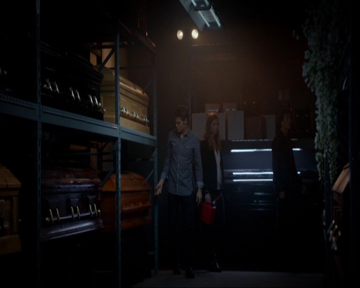 VampireDiariesWorld-dot-nl_7x05LiveThroughThis1226.jpg