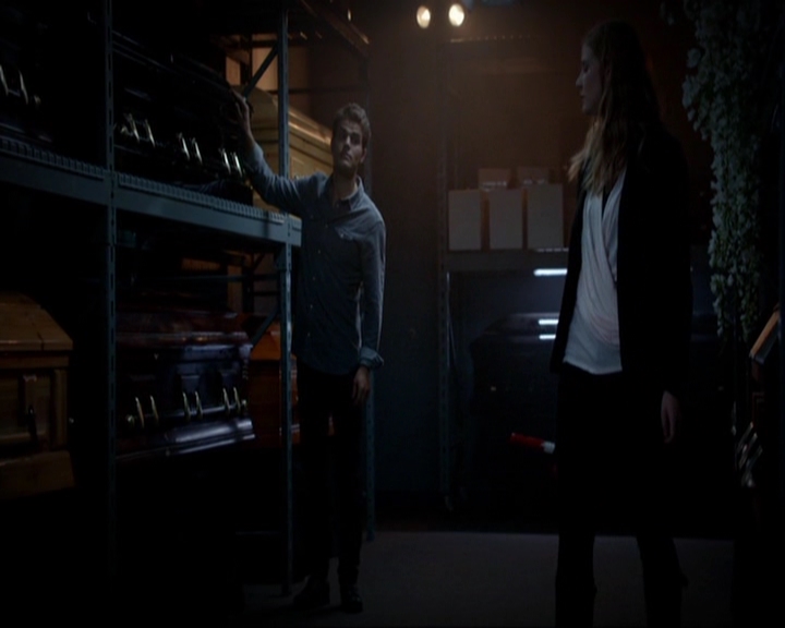 VampireDiariesWorld-dot-nl_7x05LiveThroughThis1242.jpg