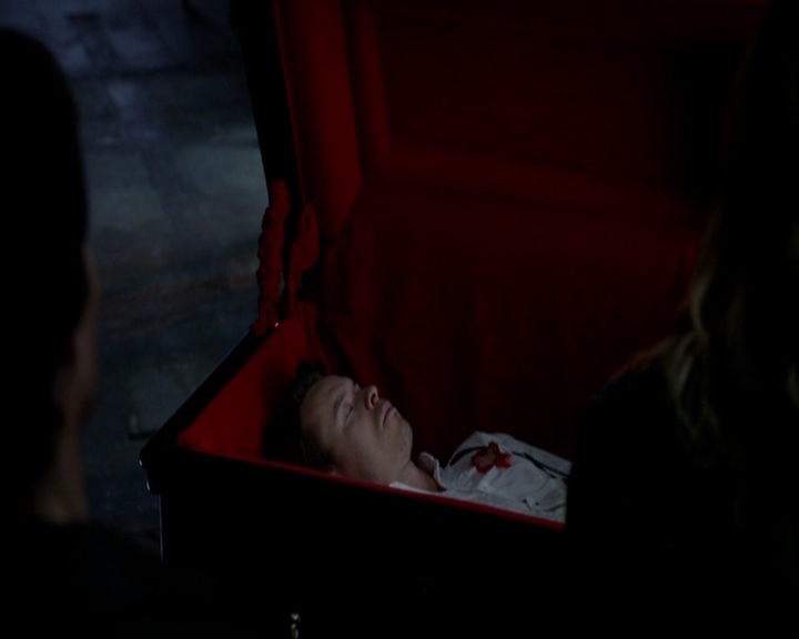 VampireDiariesWorld-dot-nl_7x05LiveThroughThis1311.jpg