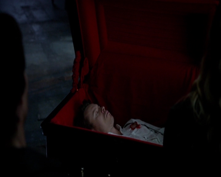 VampireDiariesWorld-dot-nl_7x05LiveThroughThis1316.jpg