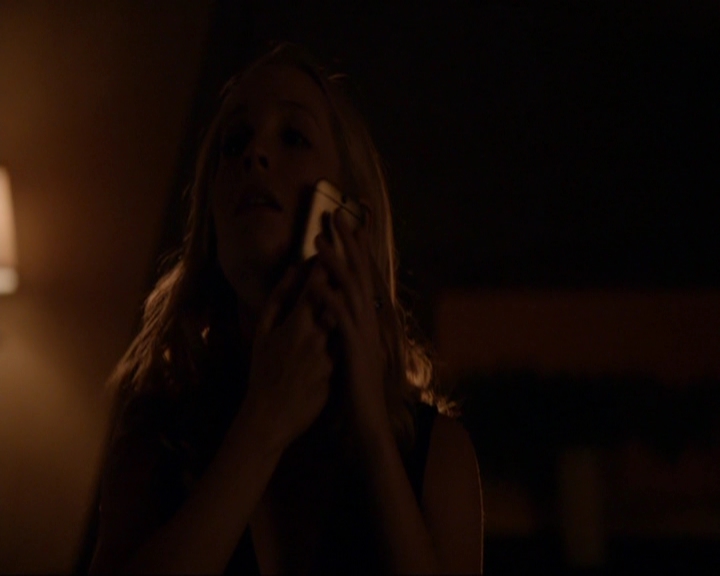 VampireDiariesWorld-dot-nl_7x05LiveThroughThis1945.jpg