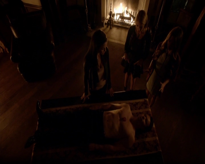 VampireDiariesWorld-dot-nl_7x05LiveThroughThis2103.jpg