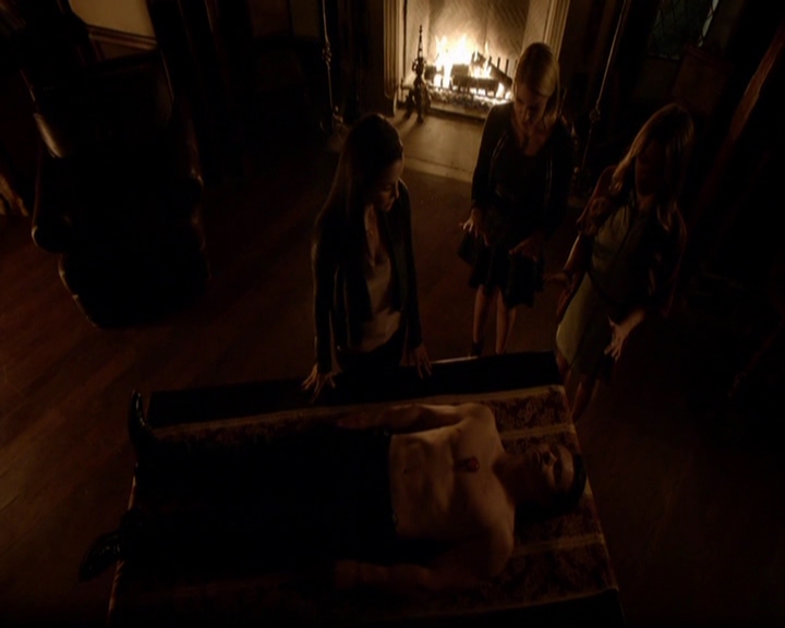 VampireDiariesWorld-dot-nl_7x05LiveThroughThis2104.jpg