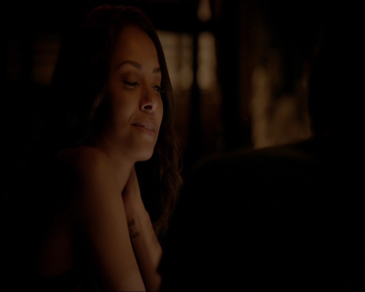 VampireDiariesWorld-dot-nl_7x05LiveThroughThis2108.jpg