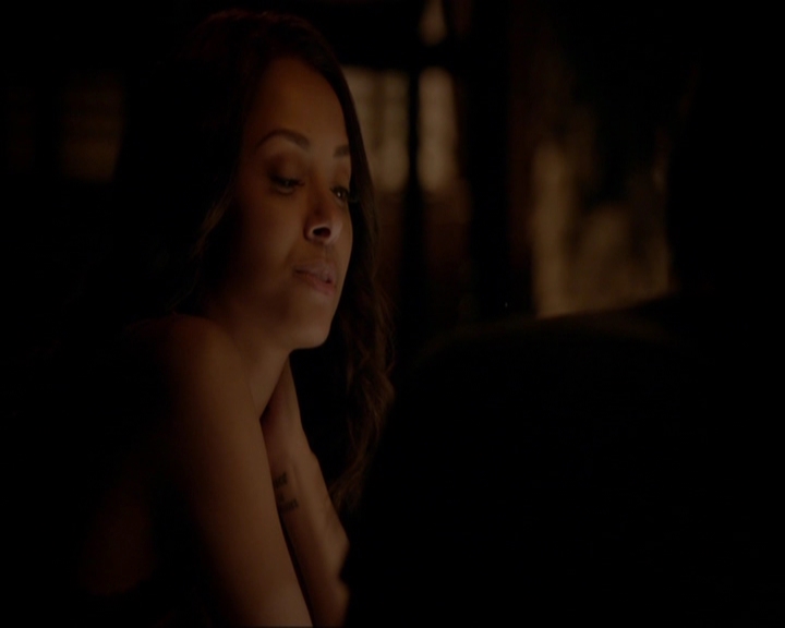 VampireDiariesWorld-dot-nl_7x05LiveThroughThis2109.jpg