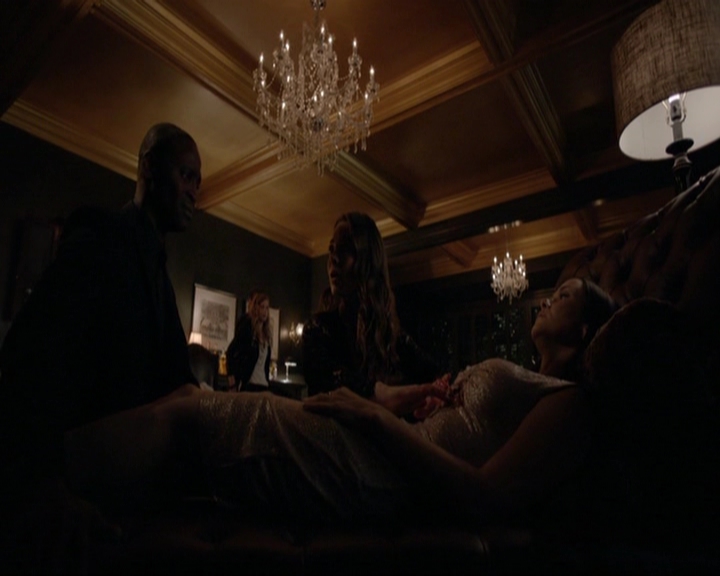 VampireDiariesWorld-dot-nl_7x08HoldMeThrillMeKissMeKillMe1965.jpg