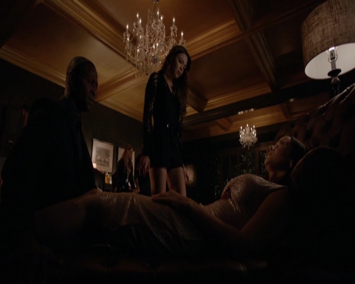 VampireDiariesWorld-dot-nl_7x08HoldMeThrillMeKissMeKillMe2000.jpg