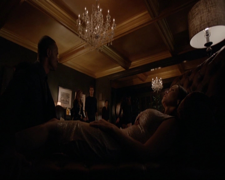 VampireDiariesWorld-dot-nl_7x08HoldMeThrillMeKissMeKillMe2002.jpg