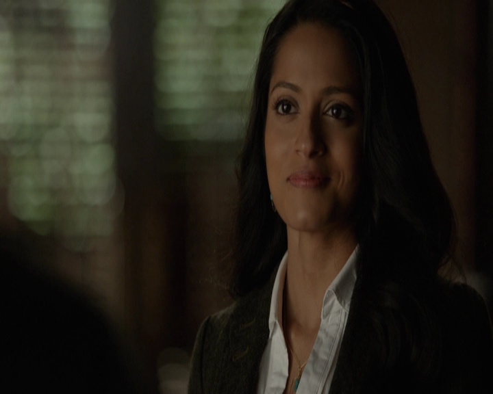 VampireDiariesWorld-dot-nl_7x14MoonlightOntheBayou-deletedscenes0018.jpg