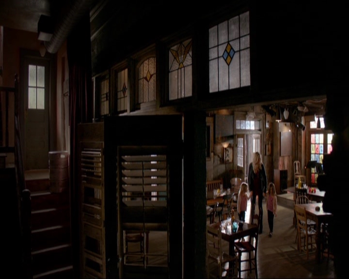 VampireDiariesWorld-dot-nl_7x14MoonlightOnTheBayou0008.jpg