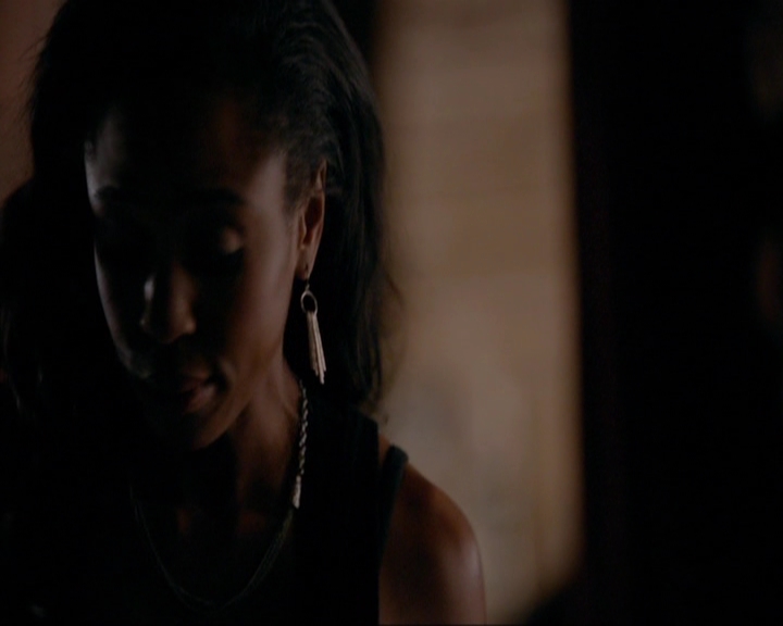 VampireDiariesWorld-dot-nl_7x14MoonlightOnTheBayou0023.jpg