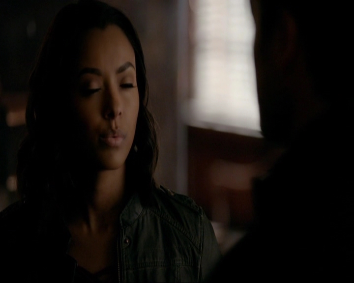 VampireDiariesWorld-dot-nl_7x14MoonlightOnTheBayou0201.jpg