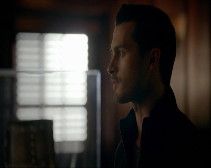 VampireDiariesWorld-dot-nl_7x14MoonlightOnTheBayou0256.jpg