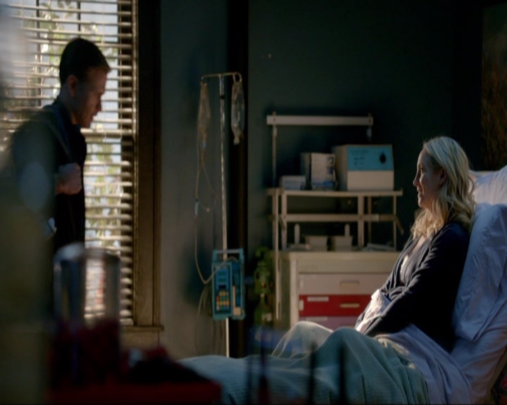 VampireDiariesWorld-dot-nl_7x14MoonlightOnTheBayou0277.jpg