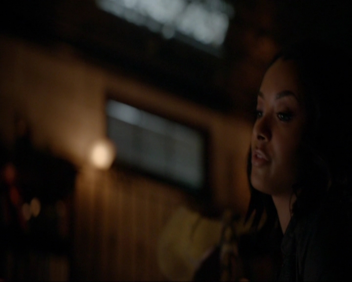 VampireDiariesWorld-dot-nl_7x14MoonlightOnTheBayou1649.jpg