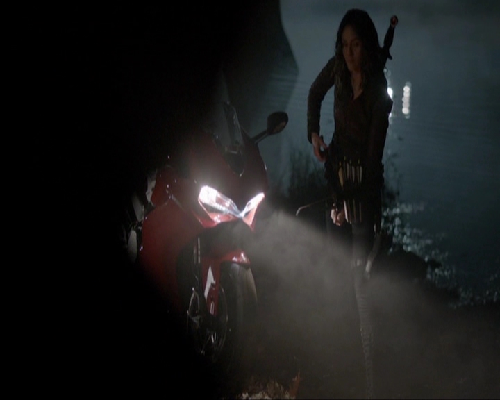 VampireDiariesWorld-dot-nl_7x14MoonlightOnTheBayou1731.jpg