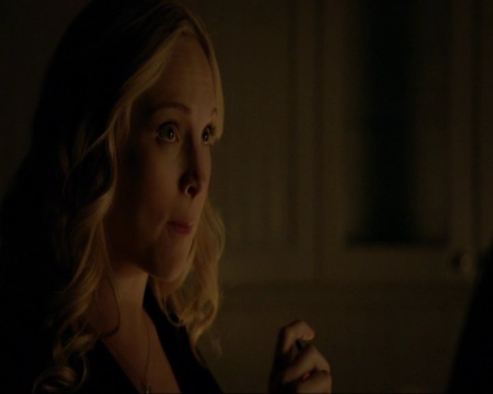 VampireDiariesWorld-dot-nl_7x14MoonlightOnTheBayou2012.jpg