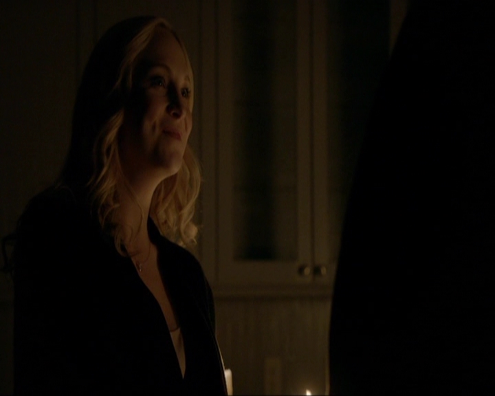 VampireDiariesWorld-dot-nl_7x14MoonlightOnTheBayou2032.jpg