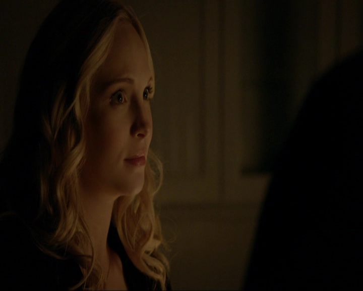 VampireDiariesWorld-dot-nl_7x14MoonlightOnTheBayou2050.jpg