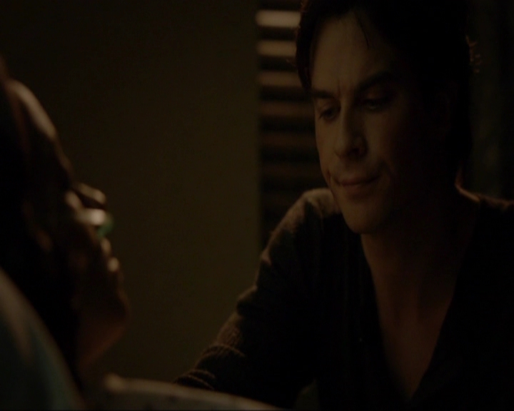 VampireDiariesWorld-dot-nl_7x14MoonlightOnTheBayou2069.jpg