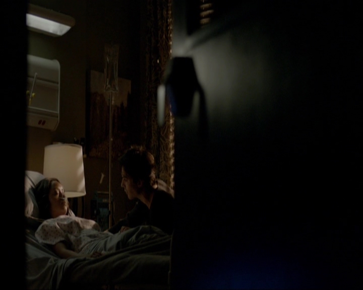 VampireDiariesWorld-dot-nl_7x14MoonlightOnTheBayou2078.jpg