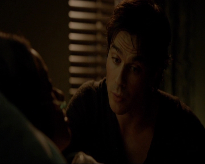 VampireDiariesWorld-dot-nl_7x14MoonlightOnTheBayou2079.jpg