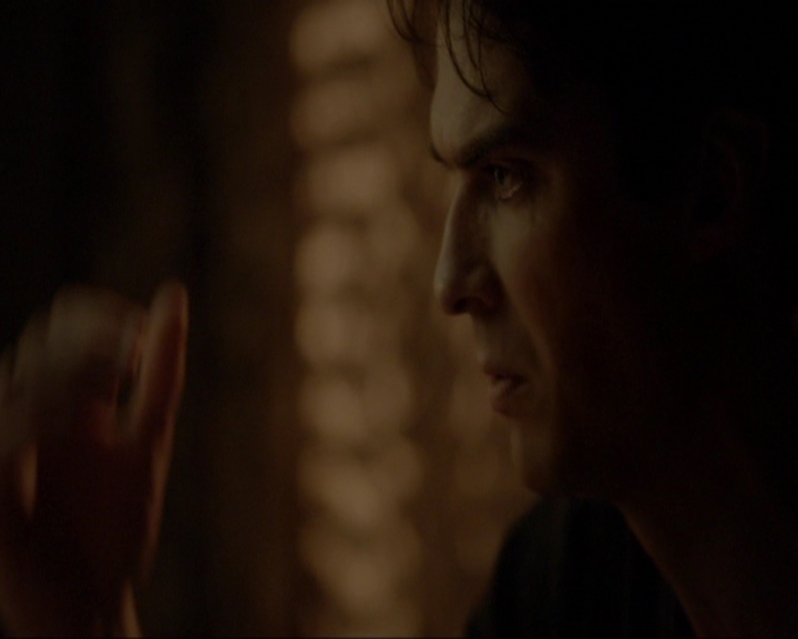 VampireDiariesWorld-dot-nl_7x14MoonlightOnTheBayou2103.jpg