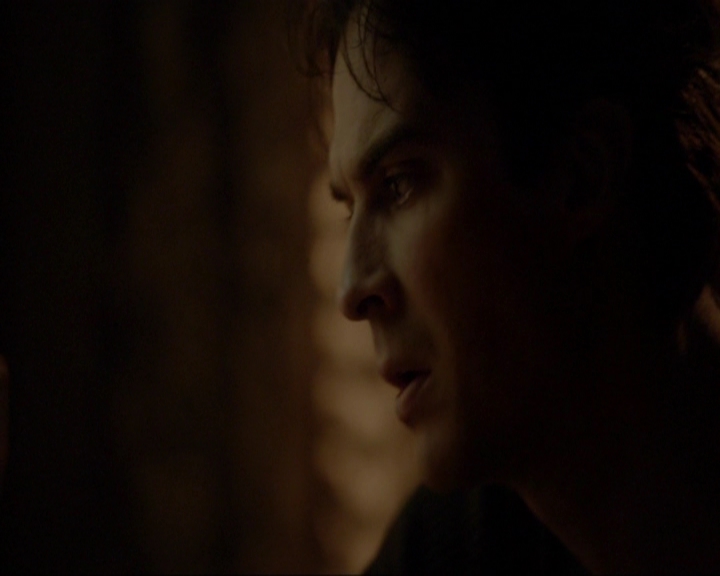 VampireDiariesWorld-dot-nl_7x14MoonlightOnTheBayou2104.jpg