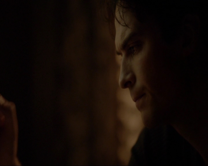 VampireDiariesWorld-dot-nl_7x14MoonlightOnTheBayou2105.jpg