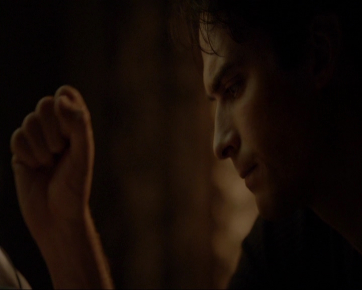 VampireDiariesWorld-dot-nl_7x14MoonlightOnTheBayou2106.jpg